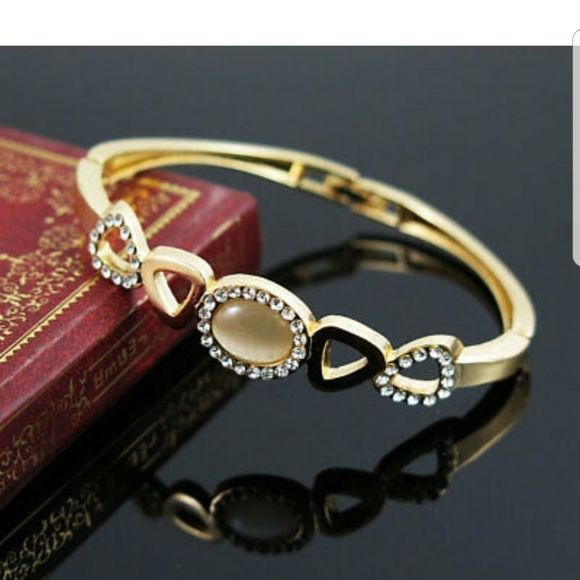 5/50$ Girl's Betsey Johnson Bracelet Host Pick! 💖 - Picture 2 of 3